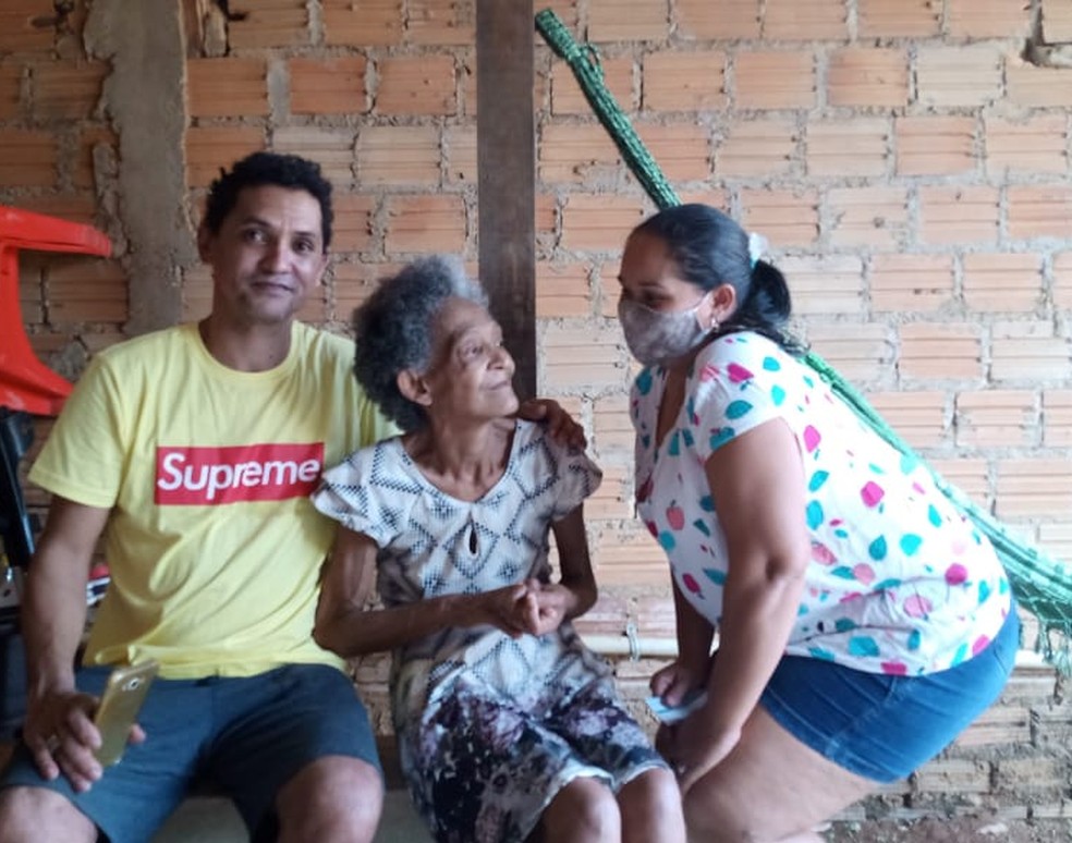 Célio, irmão mais velho de Neuza, dona Ester, mãe biológica e Neuza — Foto: Arquivo pessoal