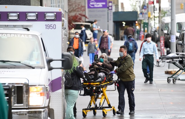 NEW YORK, NY - APRIL 13: EMS workers wheel a patient into NYU Langone Health hospital during the coronavirus pandemic on April 13, 2020 in New York City. COVID-19 has spread to most countries around the world, claiming over 119,000 lives with infections a (Foto: Getty Images)