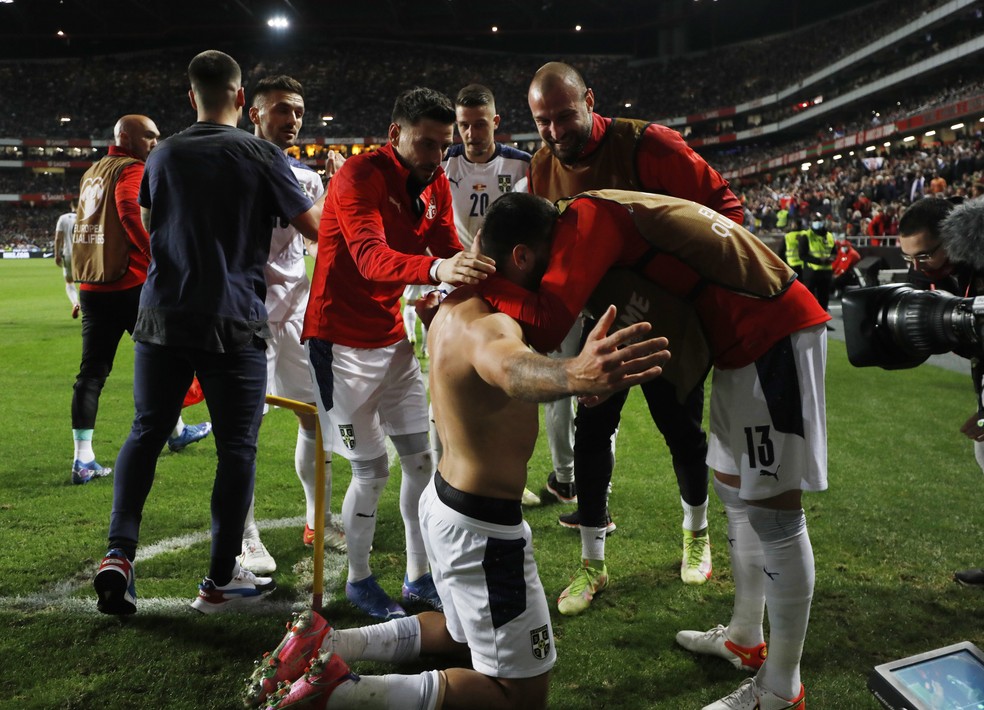 Mitrovic celebra gol que classificou a Sérvia para a Copa do Mundo — Foto: Reuters