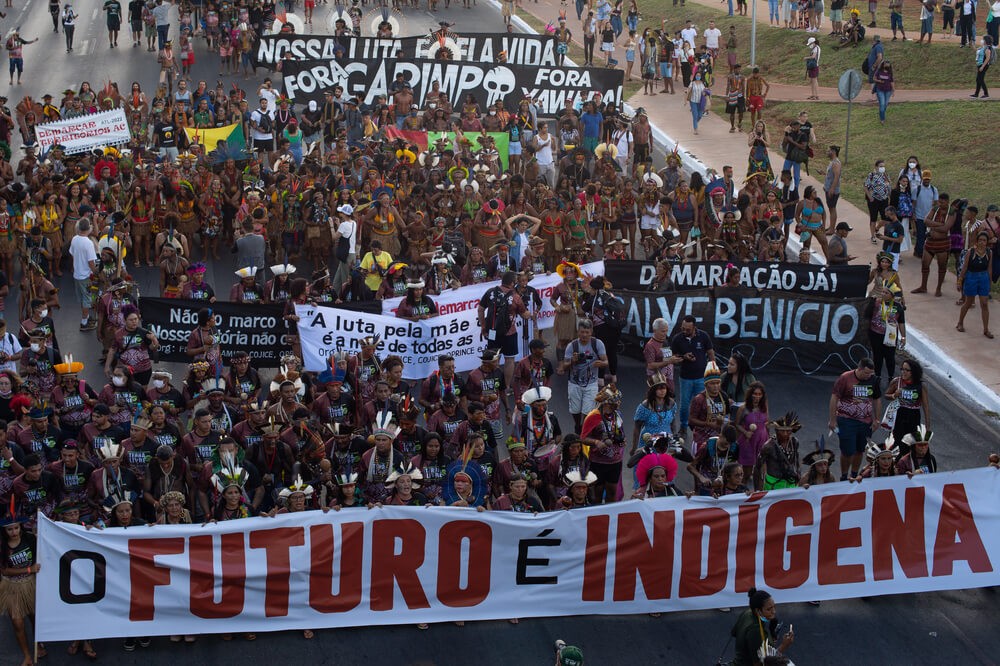 Indígenas protestam em Brasília no 18º Acampamento Terra Livre (Foto: Andressa Anholete)