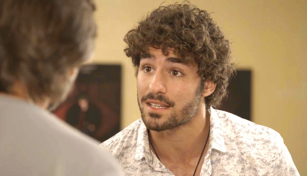 Juan (José Condessa) reúne Mário (Murilo Rosa) e Gabi (Nina Frosi) para um importante comunicado, em 'Salve-se Quem Puder' — Foto: Globo