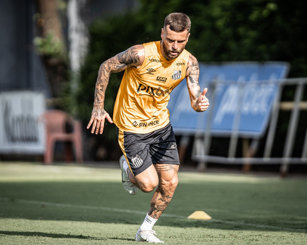 Lucas Lima participa de treino pelo Santos — Foto: Raul Baretta/ Santos FC