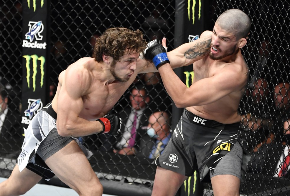 Melsik Baghdasaryan golpeia Bruno Souza na sua vitória no UFC 268 — Foto: Getty Images