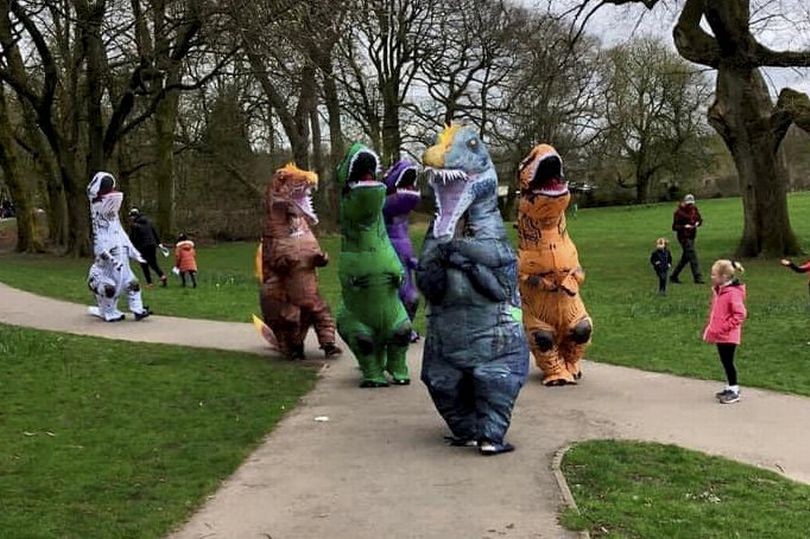 Samantha Clarkson e suas amigas, fantasiadas de dinossauro, em um parque em Bolton (Inglaterra) (Foto: Reprodução/The Mirror)