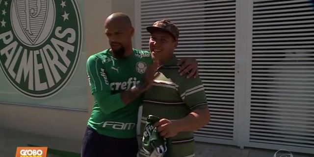 Felipe Melo dá camisa a torcedor do Palmeiras após receber bilhete em Dérbi na arena do rival
