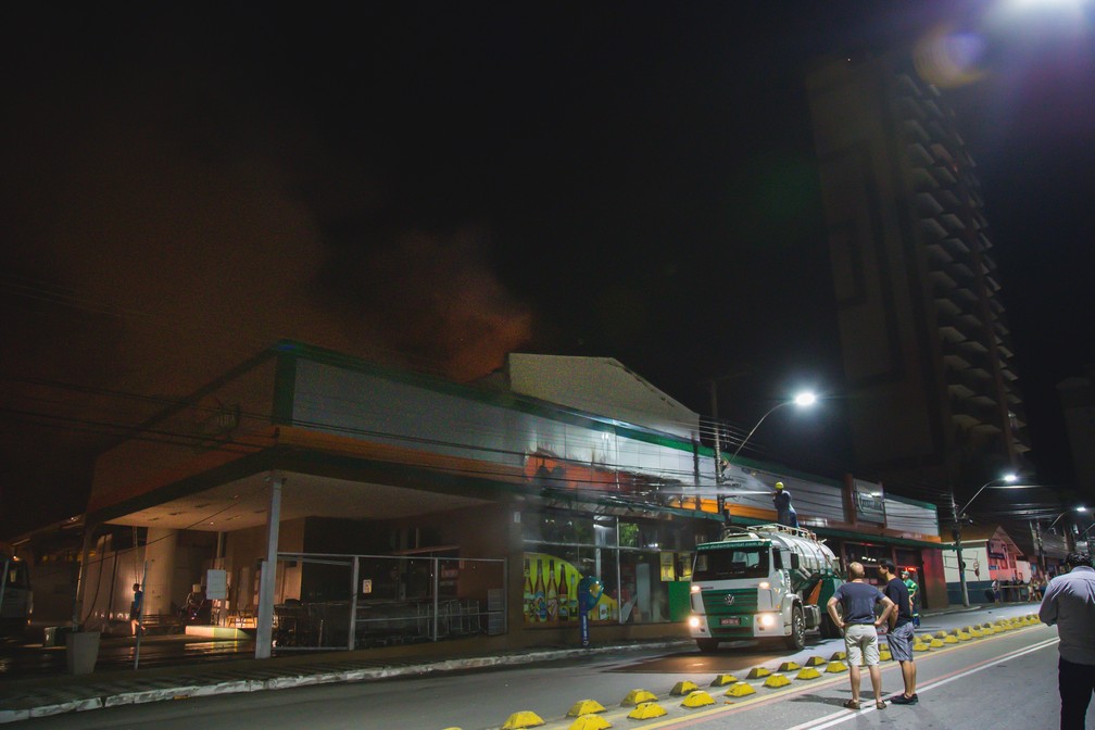 Chamas atingiram depósito de supermercado no Centro de Pouso Alegre (MG) — Foto: Wilson Hawks