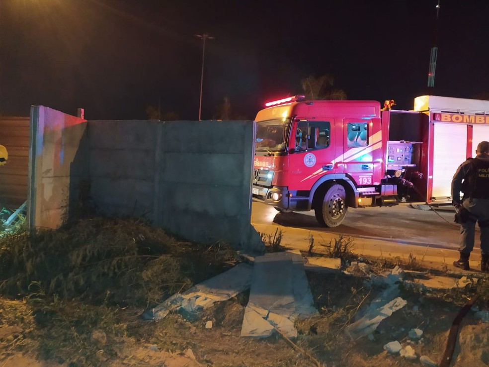 Motorista bateu em muro antes de cair em canteiro de obras em Cuiabá — Foto: Corpo de Bombeiros