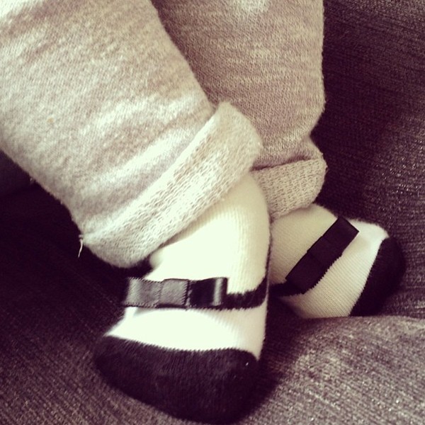 Os pés da pequena Helena, 6 meses, filhos dos apresentadores Vera Viel e Rodrigo Faro (Foto: Reprodução / Instagram)