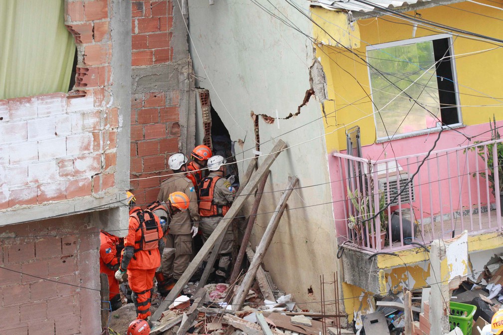 Bombeiros trabalham nos escombros de uma casa de três andares que desabou em Curicica, na zona oeste do Rio de Janeiro — Foto: José Lucena/Futura Press/Estadão Conteúdo