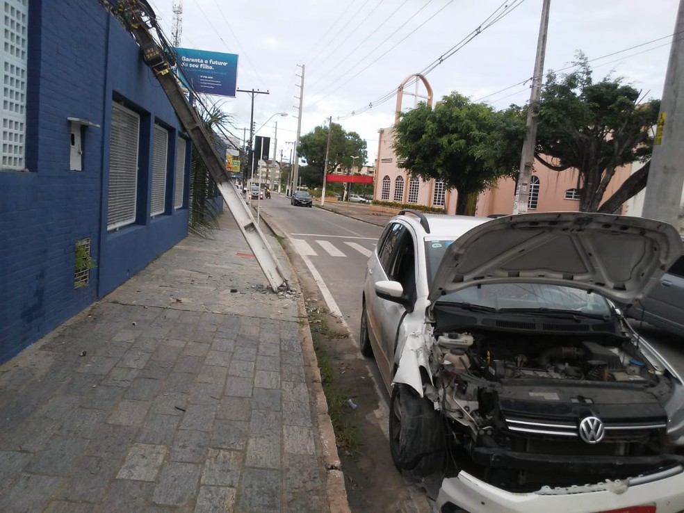 Poste ficou tombou no muro de uma escola particular na Serraria, em Maceió — Foto: Leonardo Freire/GE