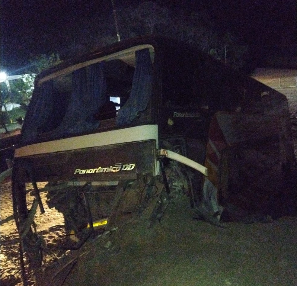 Frente do veículo ficou destruída após o acidente — Foto: Divulgação