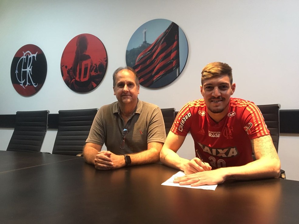 Thiago assina novo v&iacute;nculo ao lado de Noval &mdash; Foto: Divulga&ccedil;&atilde;o/Flamengo
