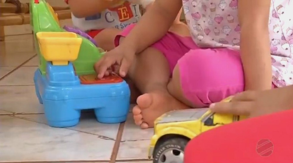 Crianças brincam em instituição de acolhimento — Foto: TV Globo/ Reprodução