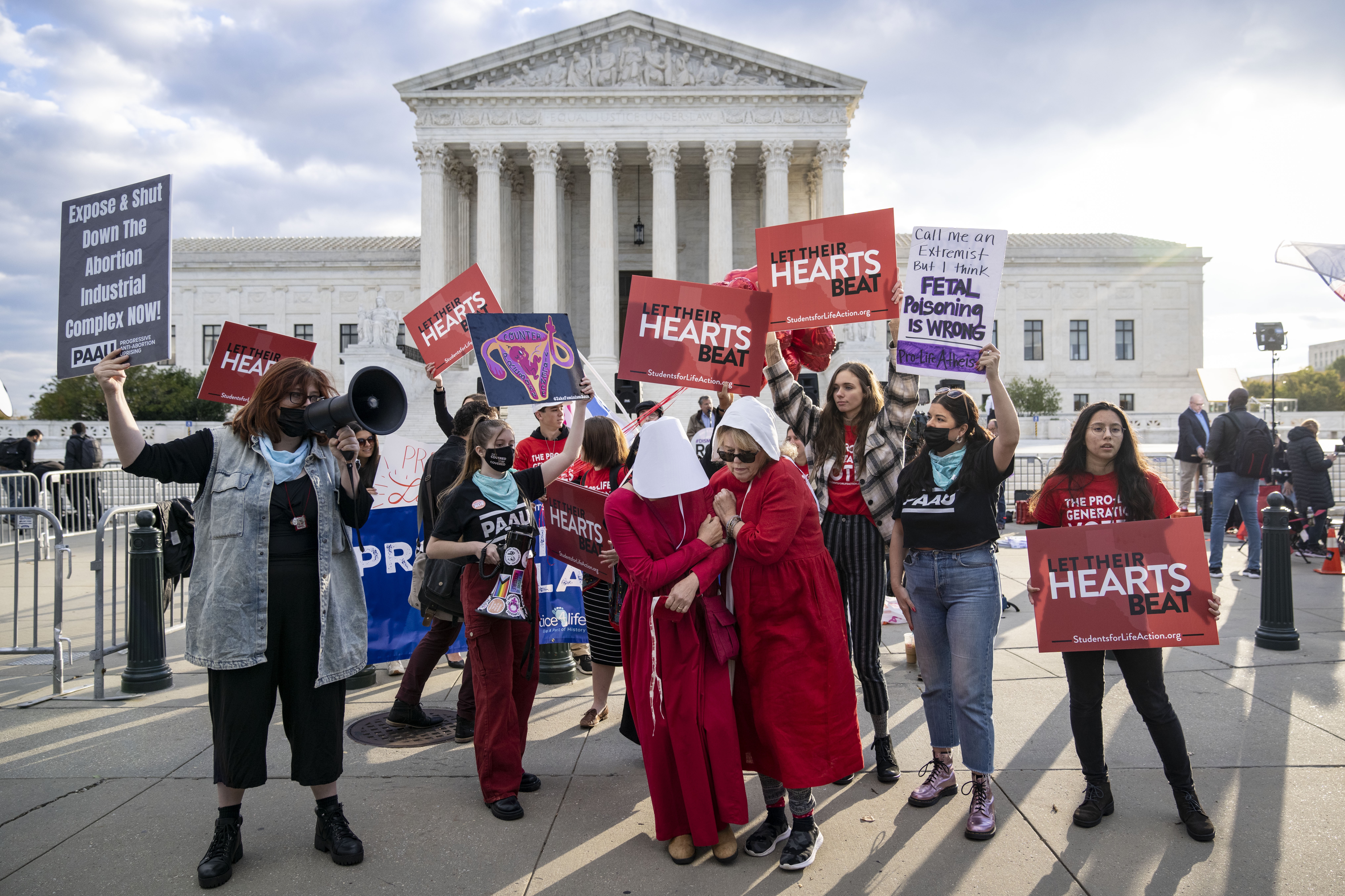 Protesto na frente da Suprema Corte, nos EUA, em novembro de 2021, que reuniu pessoas contrárias e a favor do aborto (Foto:  Drew Angerer/Getty Images)