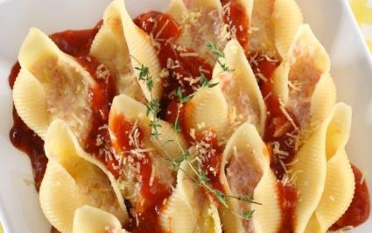 Conchiglione recheado de Queijo e Presunto ao Molho Vermelho | Macarrão ...