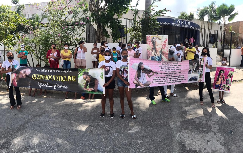 Familiares e amigos de Karolina Oliveira protestaram em frente ao fórum em Mamanguape, onde suspeito do assassinato deverá ser julgado. — Foto: Kleber Teixeira/Inter TV Cabugi