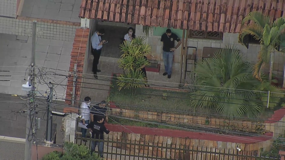 PF cumpre mandados em casa de falsa enfermeira — Foto: Reprodução/TV Globo