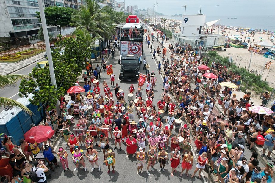 Empolga às 9h em seu tradicional desfile pela Praia de Ipanema