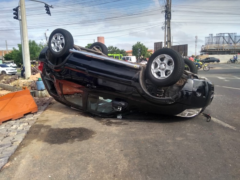 Carro capota em acidente na BR-316, Zona Sul de Teresina. — Foto: Nayara Nadja/TV Clube