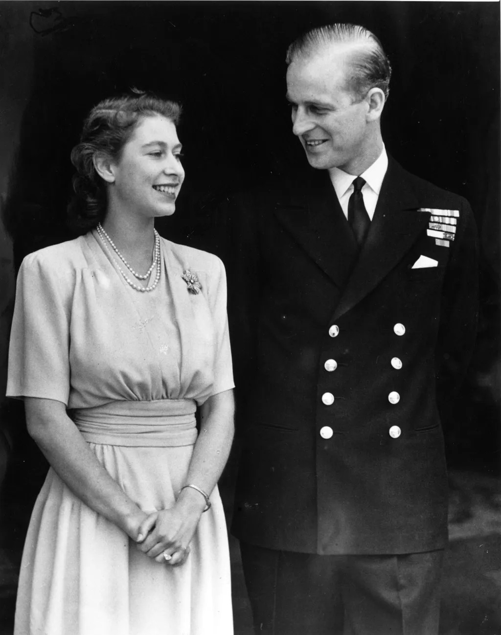 Posando com a Princesa Elizabeth para um retrato de casamento (1947)  (Foto: Getty Images)