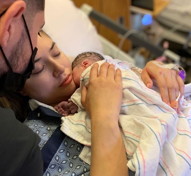 Jorge Nava e Rhoda Blau com a filha recém-nascida deles (Foto: Reprodução / Instagram)