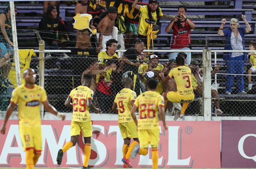 Conmebol Acolhe Reclamacao Do Defensor E Pune Barcelona Equ Por Jogador Irregular Libertadores Ge