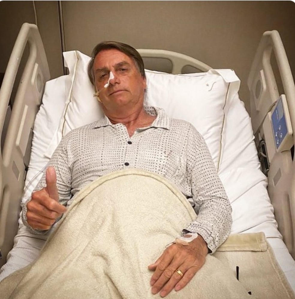 Presidente Jair Bolsonaro em hospital em São Paulo nesta segunda-feira (3). — Foto: Reprodução/rede social