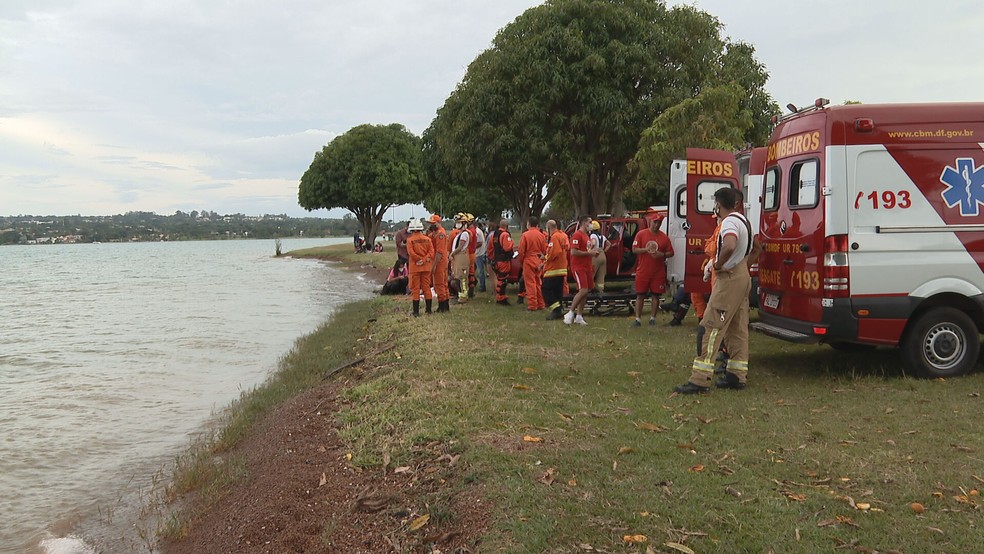 Bombeiros resgatam corpo de adolescente que se afogou no Lago Paranoá, no DF — Foto: TV Globo/Reprodução