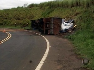 Caminhão tombou nesta segunda-feira (14), em Martinópolis (Foto: Reprodução/TV Fronteira)