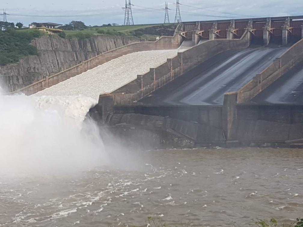 O excedente de água não usado na produção de energia escoado por uma das três calhas era o equivalente à vazão média das Cataratas do Iguaçu, 1,4 milhão de litros por segundo — Foto: Adenésio Zanella/Itaipu Binacional