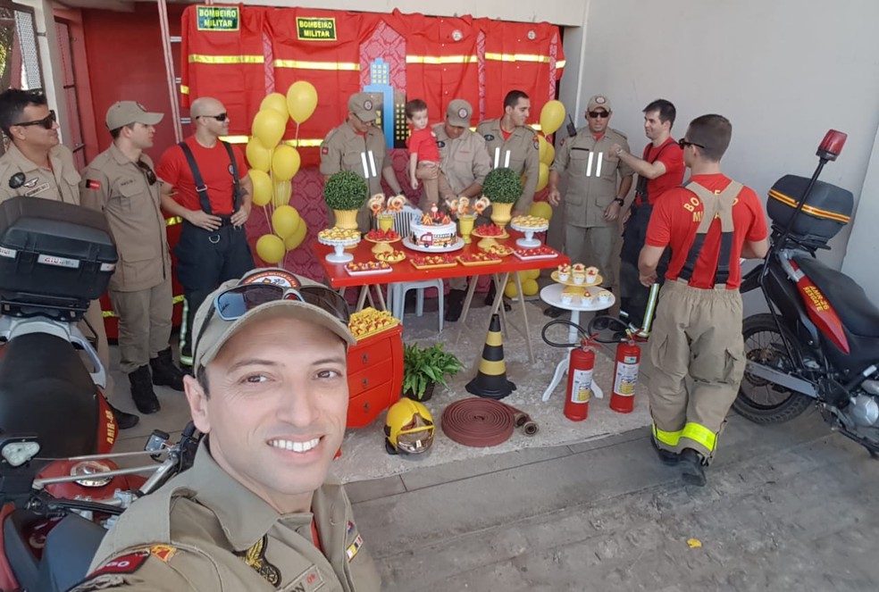 Equipe de Bombeiros estiveram na festa de 3 anos de menino que sonha em ser bombeiro, no Sertão da Paraíba (Foto: Beto Silva/TV Paraíba)