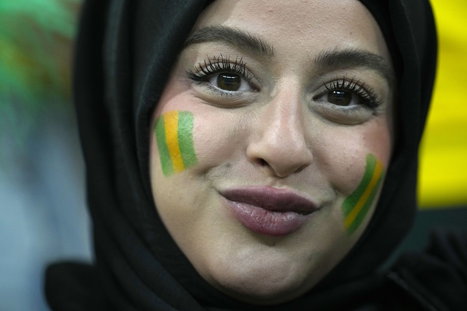 Torcedora do Brasil aguarda jogo da seleção na Copa do Catar