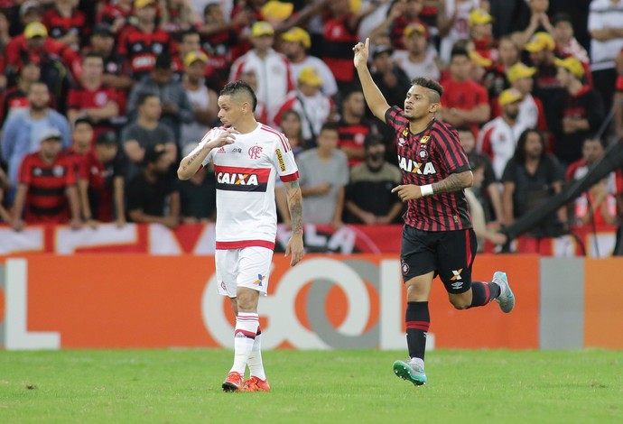 roberto gol atletico-pr x flamengo (Foto: Giuliano Gomes / PR Press) roberto gol atletico-pr x flamengo (Foto: Giuliano Gomes / PR Press)