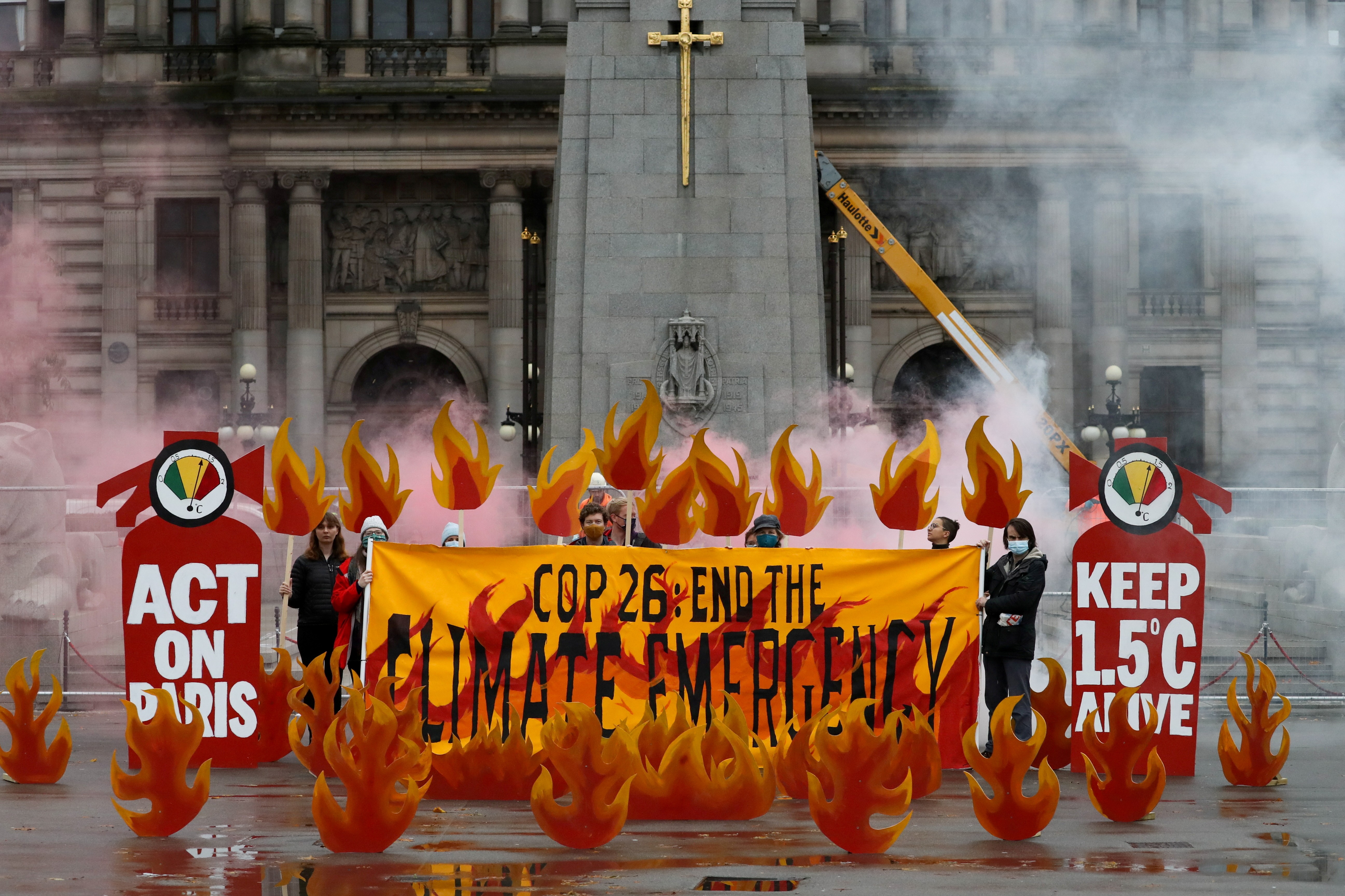Manifestantes fazem alerta sobre aquecimento global em Glasgow, que sediará a cúpula do clima COP26 (Foto: REUTERS/Russell Cheyne)