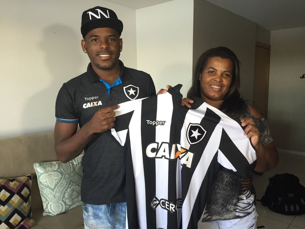 Marcos Vinícius e a mãe Valsilene felizes com o presente no Botafogo (Foto: Thiago Lima)
