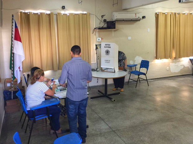Votação em seção eleitoral na Zona Sul (Foto: Muniz Neto / G1 AM)