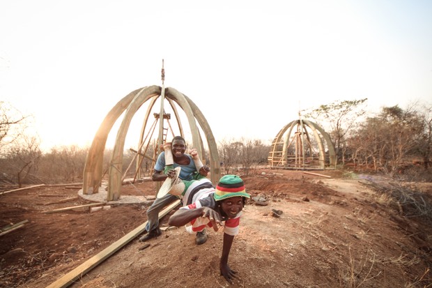 Escolinha no Zimbábue é construída com técnicas de arquitetura local (Foto: © Stefano Mori | © Margarethe Holzer)