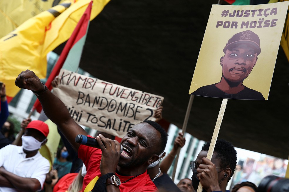 Manifestante fala durante ato em homenagem a Moïse Kabagambe no vão do MASP em São Paulo. — Foto: Carla Carniel/Reuters