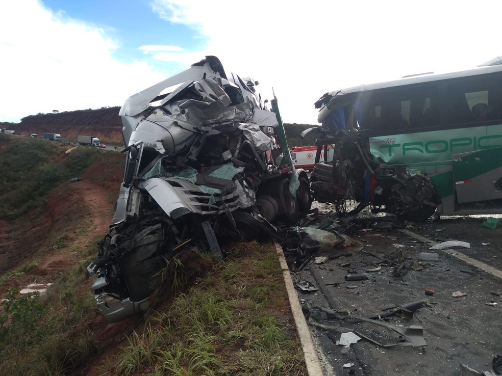 Acidente Com Cegonha Em Montes Claros Duas Pessoas Morrem E 14 Ficam Feridas Em Acidente Entre Onibus E