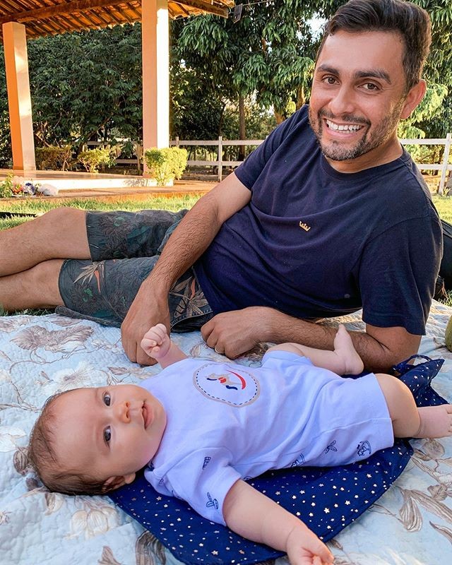 Mano Walter e o filho José Walter, de 2 meses (Foto: Reprodução/Instagram)