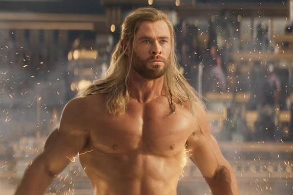 Chris Hemsworth em cena de Thor: Amor e Trovão (2022) (Foto: reprodução)