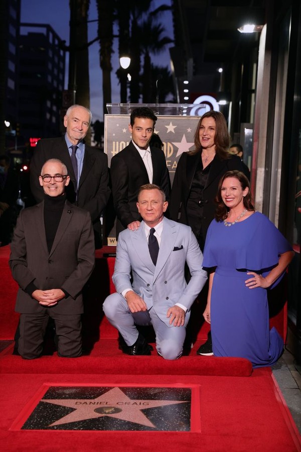 HOLLYWOOD, CALIFORNIA - OCTOBER 06: (Top L-R) Michael G. Wilson, Rami Malek, Barbara Broccoli (Bottom L-R) Councilmember Mitch O'Farrell, Daniel Craig, and Hollywood Chamber of Commerce Chair Nicole Mihalka attend the Hollywood Walk of Fame Star Ceremony  (Foto: Getty Images)