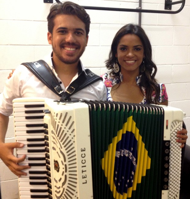 Luan Forró Estilizado e Lucy Alves cantam juntos (Foto: Bruna Magalhães/Gshow)