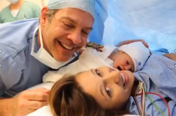 Luísa Mell, com o marido, após o nascimento de Enzo (Foto: Reprodução/Facebook Luisa Mell)