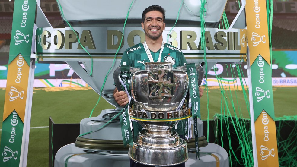 Abel Ferreira, técnico do Palmeiras, com a taça da Copa do Brasil — Foto: Cesar Greco / Ag. Palmeiras