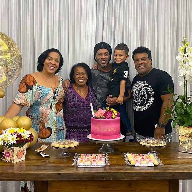 Ronaldinho Gaúcho e a mãe, Dona Miguelina (Foto: Reprodução/Instagram)