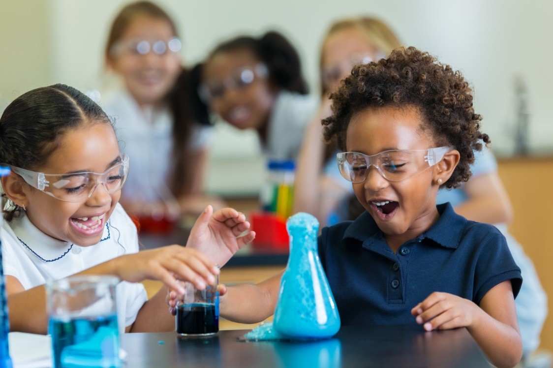 Crianças fazendo experimento e se divertindo (Foto: Getty Images)