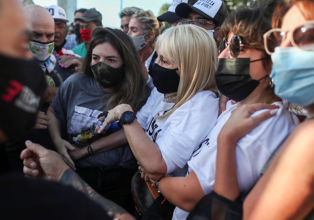 Dalma e Gianinna, filhas de Maradona, participaram da marcha em frente ao Obelisco e carregavam uma faixa que pedia a condenação dos culpados. — Foto: Agustin Marcarian/Reuters