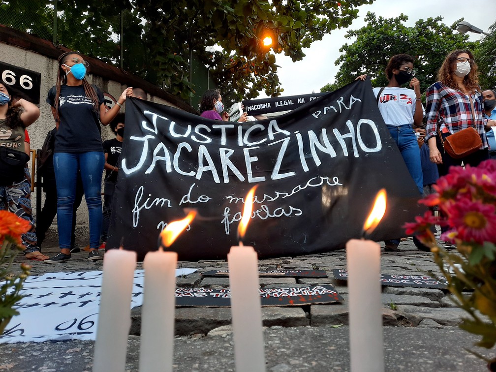 Manifestantes realizam um protesto contra a operação da polícia que deixou 25 mortos no Jacarezinho, no Rio — Foto: WILTON JUNIOR/ESTADÃO CONTEÚDO