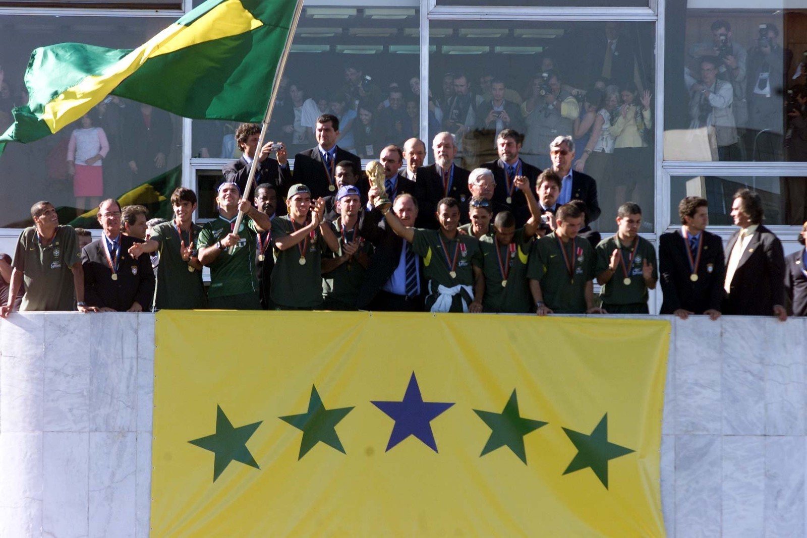 Seleção brasileira comemorando o título de 2002 — Foto: Acervo O GLOBO